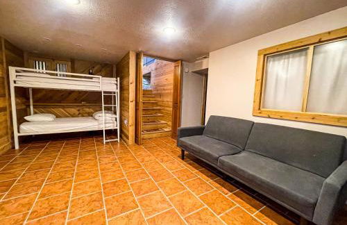 Charming School House with Large Pool - Foto 35