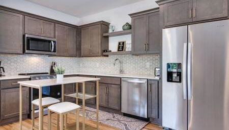 Charming East Nash Retreat, Walk to Dining Faves, Cozy Den, Workspace and Smart TVs, Plush Velvet Sofa, Full Kitchen & Garage, Near Mas Tacos & Five Points, 10 Min to Broadway, 24 Hr Hospitality - Foto 3