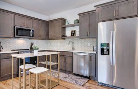 Charming East Nash Retreat, Walk to Dining Faves, Cozy Den, Workspace and Smart TVs, Plush Velvet Sofa, Full Kitchen & Garage, Near Mas Tacos & Five Points, 10 Min to Broadway, 24 Hr Hospitality - Foto 3