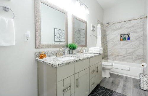 Renovated, Pet friendly, Yard, 2 Miles to Downtown - Photo 20