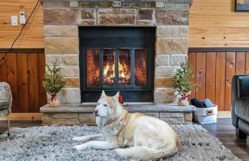 Cabin Retreat with Hot Tub - Foto 5