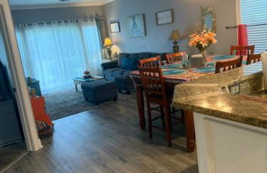 First Class Treatment Luxurious end unit Patio Pool Restaurant Bar on premises Steps away from Everything else! Spacious Condo Stocked with all You Need! - Foto 15