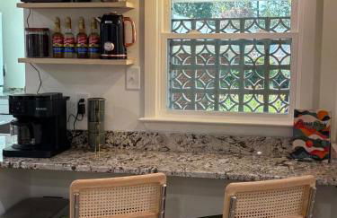 Modern 3 bedroom home downtown Forest city outstanding backyard, pet friendly - Foto 10