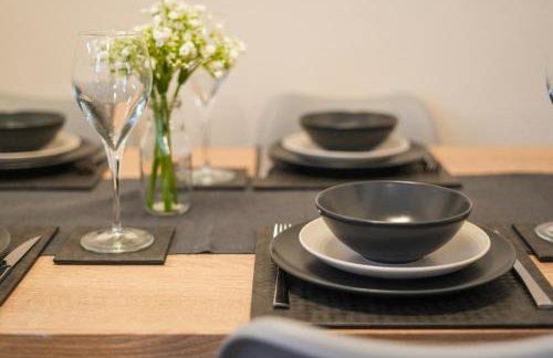 The Lodge - comfortable, stylish, 3 bedroom home with 3-6 beds near Utilita Arena - free parking - Photo 12