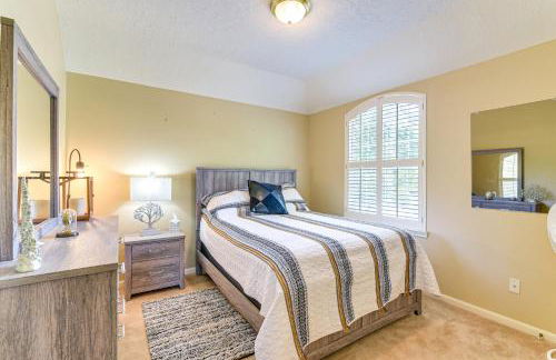 Patio, BBQ and Yard Family Retreat in Pearland - Photo 26