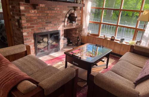 Romantic Pocono house - stream, lake, beach, pool, firepit - Foto 23