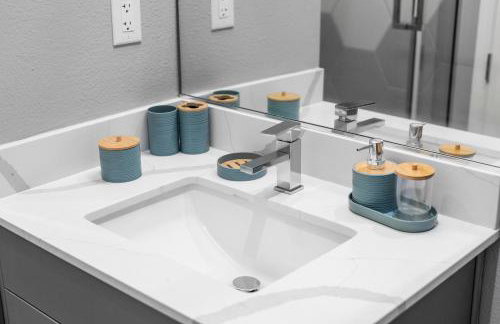 New suite with full Kitchen and Livingroom Dallas - Photo 8