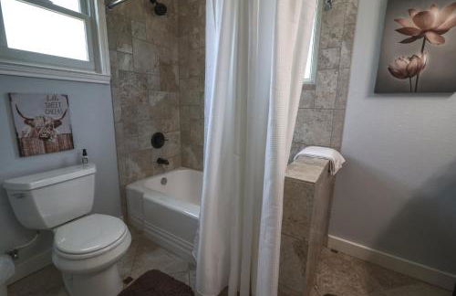 Bandera Bungalow - River, Downtown, Peaceful fenced corner lot! King bed! - Foto 18