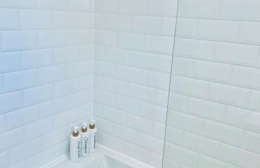 Dover Ferry Apartments x 2 Sleeps 10 with parking and castle views - Foto 21