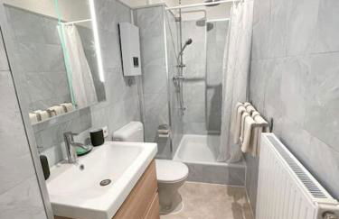 Modern Cozy apt. -with 2 TV, Netflix and work desk - Foto 4