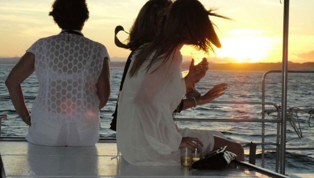 Contemplando o entardecer em um catamarã