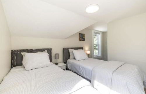 Flying Colors Cottage Walk to Downtown - Foto 16