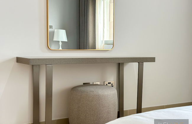 WelHome - Prime 1BR Apartment at Oia Residence - Photo 3