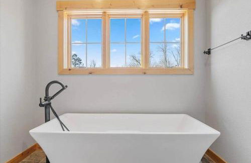 Luxury Lodge on 40 Private Acres • HUMM Sauna • Party Barn • - Foto 28