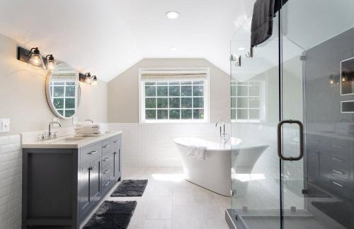 15 Minutes to Asheville! Spacious 7BR Luxury Home | Pool | Hot Tub | Game Room - Foto 44