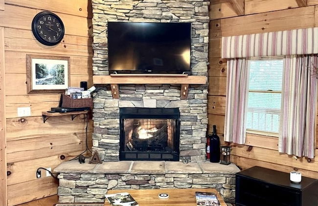 Romantic, pet friendly cabin with private hot tub, washer/dryer and full kitchen Studio Cabin by RedAwning - Foto 10