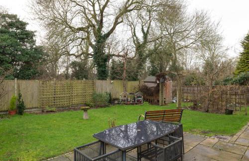 Large 5BR Home - Ideal for Contractors - Parking Available - Photo 11