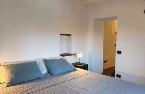 Elegant Traditional Home Steps from the Lake, with Garden and Panoramic Terrace - Photo 19