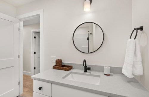 New & Modern Townhouse Close to Skiing, Brand New Hot Tub - Photo 50