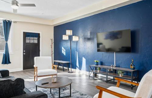 Upscale King Bed Suite with Full Workspace and Free Parking - Foto 9