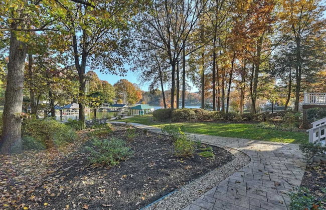 Lakefront Home Private Dock, Tiki Bar, Firepit Shore to Please by Avantstay - Foto 47