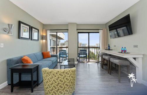 Lake View Top Floor 2 Bed 2 Bath Condo with Balcony - Foto 8