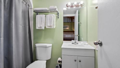 Oceanfront Inn Suite - Foto 3, towels, Shower