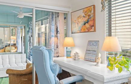 Steps from the Sand Bright Coastal Stay w Pool Access Coastal Hideaway by AvantStay - Foto 9