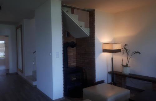 Dom nad jeziorem z linią brzegową - Foto 17