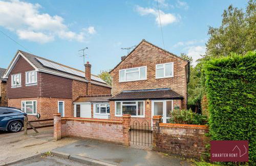 Woking -Garden Driveway Parking 4Bed - Photo 20