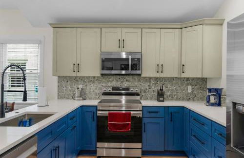 Stylish 4BR Haven: Serene Backyard and Fire Pit - Foto 26