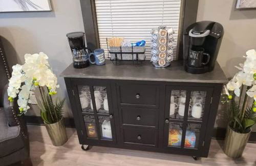 King Bed In Main Floor - Downtown Vacation Rental - Foto 34