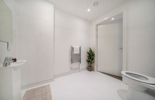 Stylish 2-Bed Flat with Balcony in Fulham SW6 - Foto 3