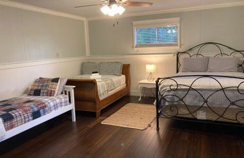 Tucked Away Newly Renovated 2 Bedroom/ 1 Bath Sleeps 8 - Photo 9