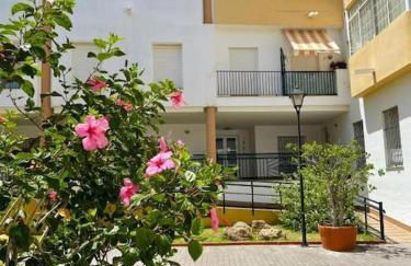 La Bodega del Mar - Luminoso y céntrico apto con piscina en verano y parking - Foto 21