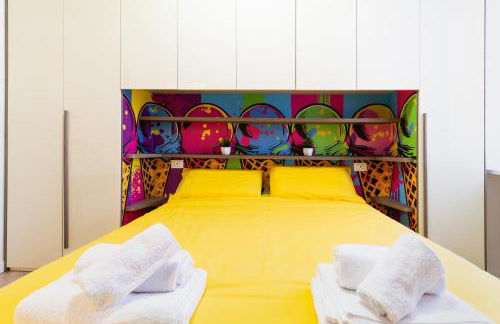 Black & White or Pop Art - Design Apartments with Parking & WiFi - Photo 33