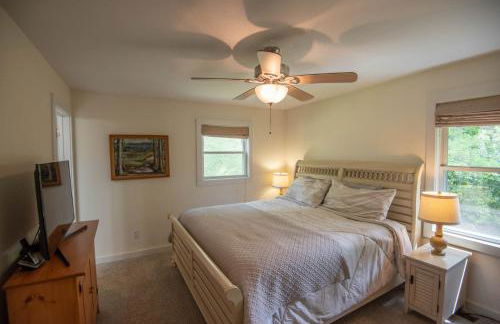 Retriever Beach - New River-frontage with Your Own Private Beach! Fire Pits - Games and More! - Foto 19