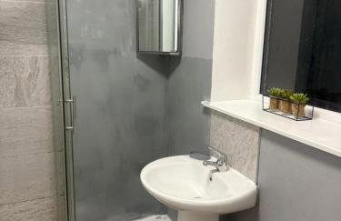 Charming 1BR Garden Retreat Near Downtown - Foto 21