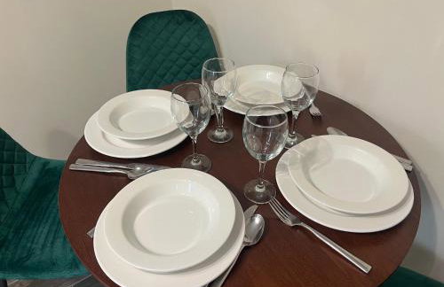 Superb Comfy 2 Bed House, Responsive & Caring Hosts Free WiFi & Parking, Close to MK Centre, Train Station, Santander, Network Rail by Webbhill Stays - Foto 51