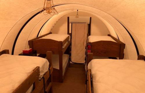 Perfect Glamping Vacations in this Rustic Conestoga Covered Wagon Rental in Oklahoma - Foto 2