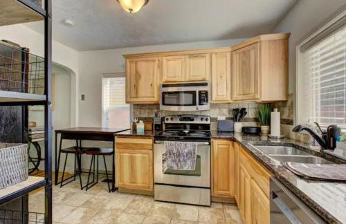 Home Sweet Idahome, feels like home with all the decor you wish you could afford King bed in master, fully fenced dog friendly yard, a few blocks from BSU and downtown Boise, Your perfect stay! - Foto 7