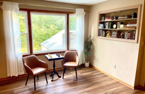 Vintage, Mid-Century Suite above Antique Store - Foto 1