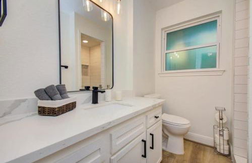 Stunning Modern Dream Home w Pool Grill Foosball - Foto 25