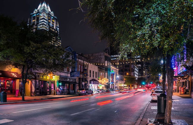 Modern ATX Mansion 6th Street 3 min Scooter - Foto 33