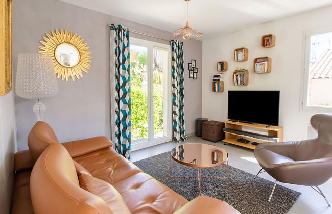 Beautiful Holiday Home With Swimming Pool - Photo 14