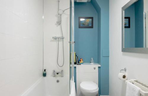 Stylish 2-Bed Flat with Balcony Near Haymarket - Pass the Keys - Foto 33