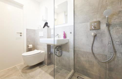 Tolstov Apartments - Monteurwohnung - 2 Schlafzimmer - Wohnzimmer - Küche - Balkon - Waschmaschine - 25 Min zur Messe DUS - Foto 6