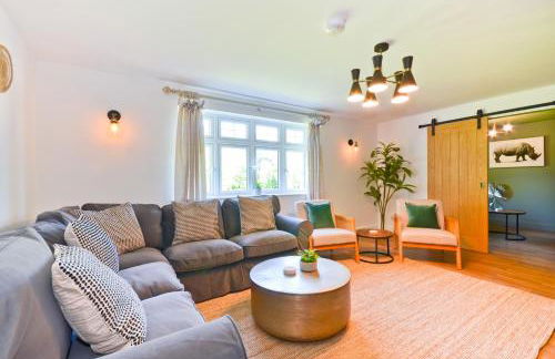 Adgestone Villa - A Luxurious Countryside Escape with Heated Pool, Near Sandown Beach, Dog Friendly in Rural Sandown - Perfect Getaway for Family & Friends - Photo 32