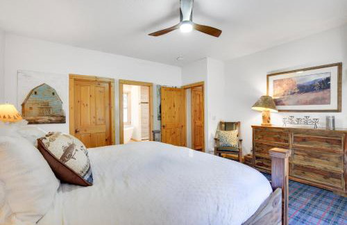 Peaceful Rhododendron Cabin with Fire Pit and Hot Tub! - Foto 14