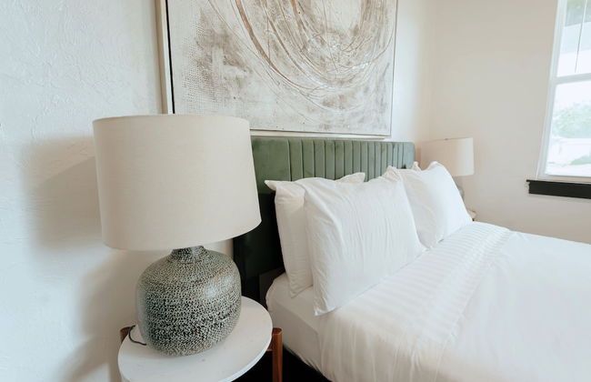 Cozy 6BR Home Near Plaza Dist -sleeps 15 - Photo 36